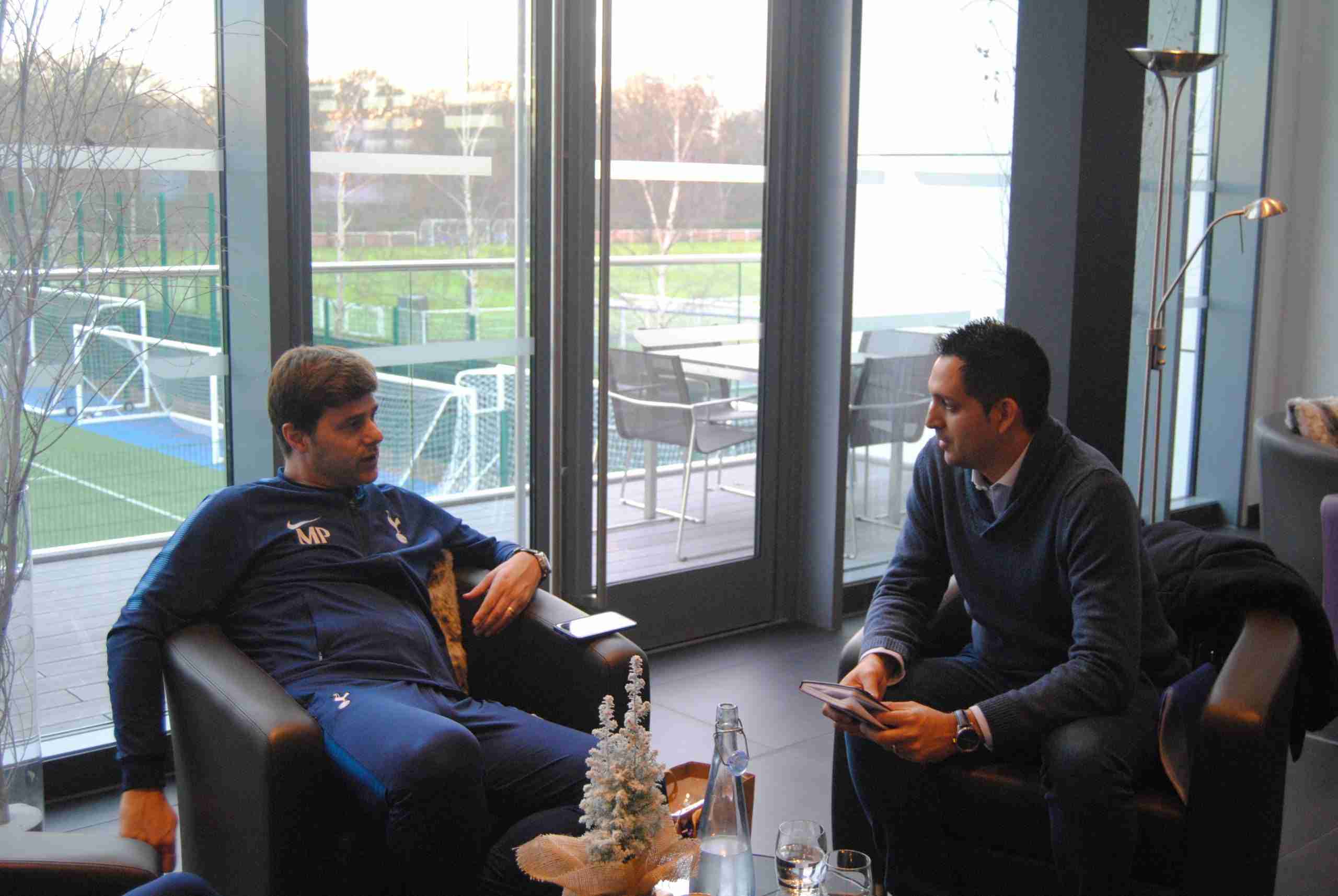 180 – Mauricio Pochettino junto a Mati_as Sartori en el complejo de entrenamiento del Tottenham_